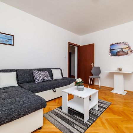 Apartment Meri 2Nd Floor Драмал Екстериор снимка